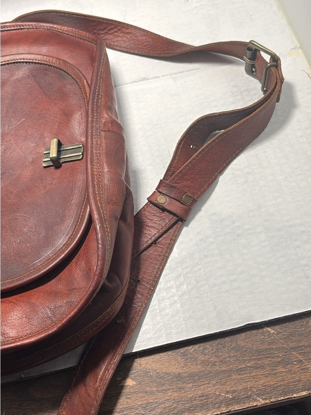 Vintage-Style Brown Leather Crossbody Bag with Brass Toggle